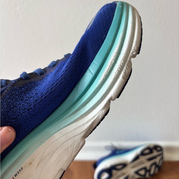 HOKA Women’s Bondi 8 Running Shoes - Picture 9 of 10